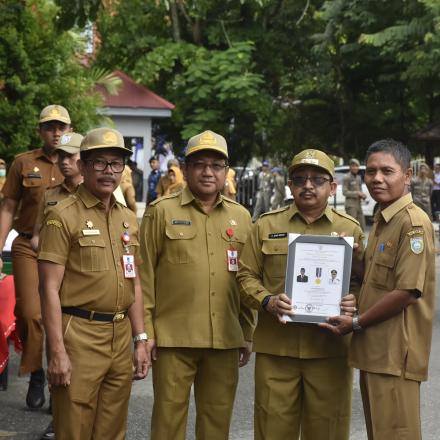 PAMBAKAL GUNUNG ULIN TERIMA PIAGAM PENGHARGAAN LENCANA DESA MANDIRI DARI KEMENTRIAN DESA